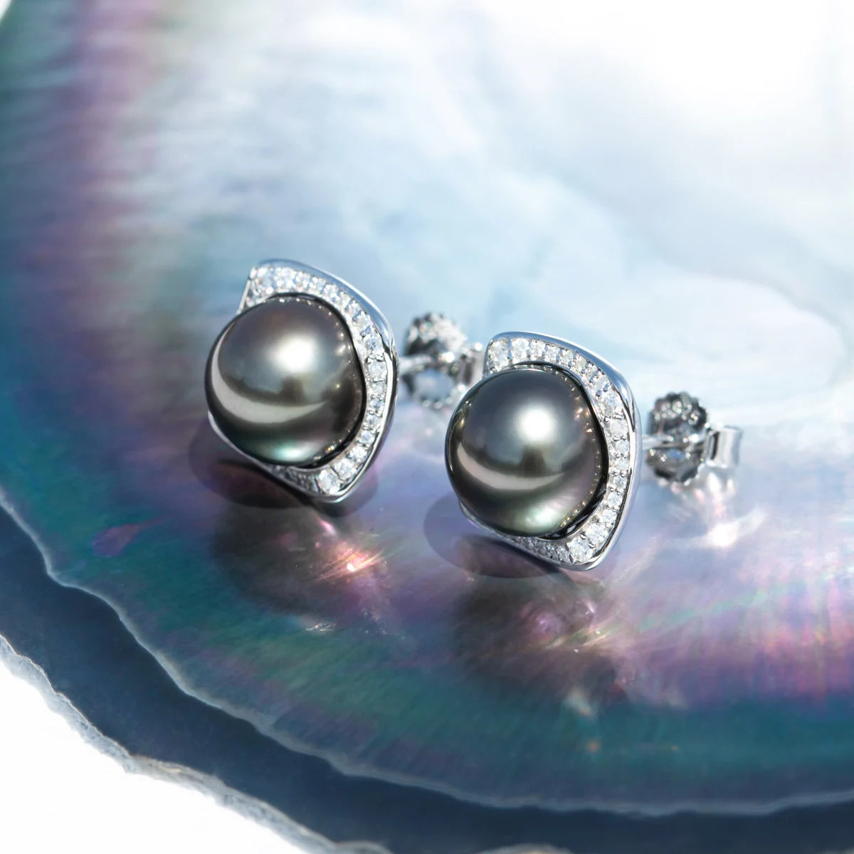 Side view showing sterling silver setting and pearl