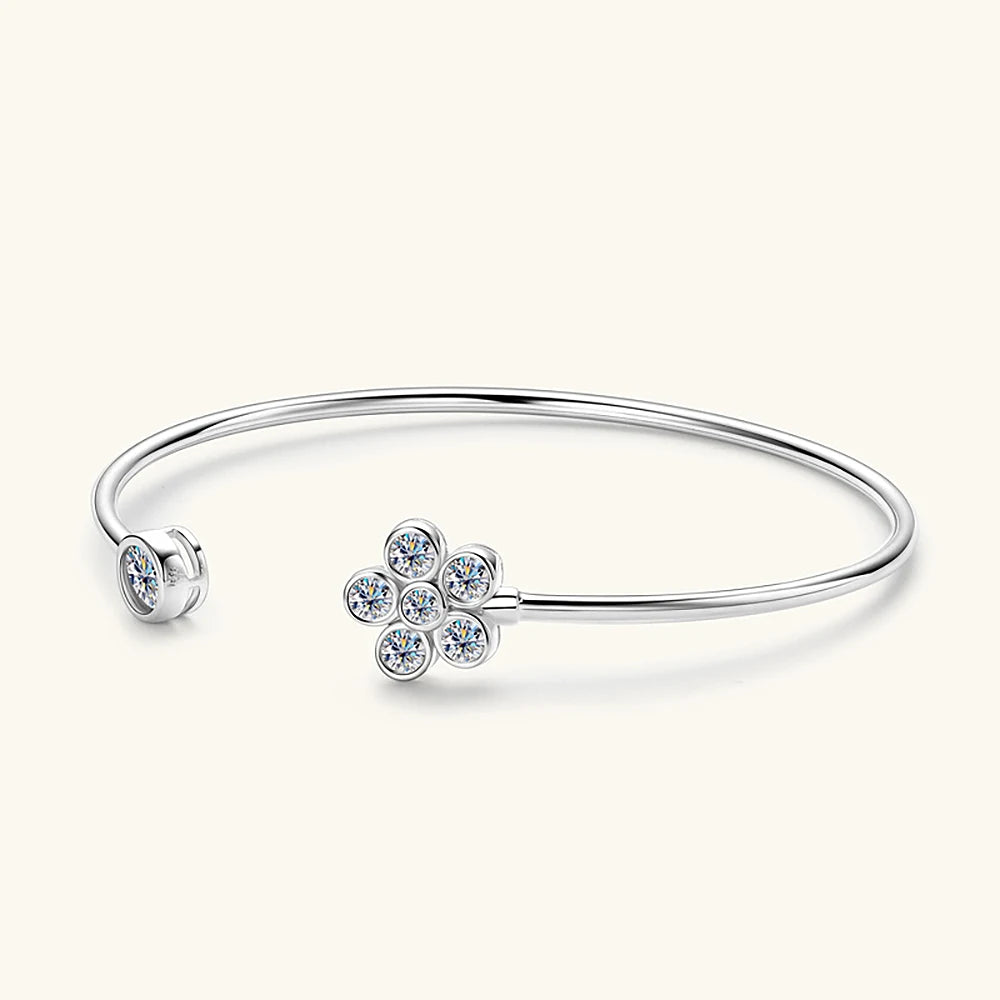 Close-up of the flower shape design and moissanite diamonds