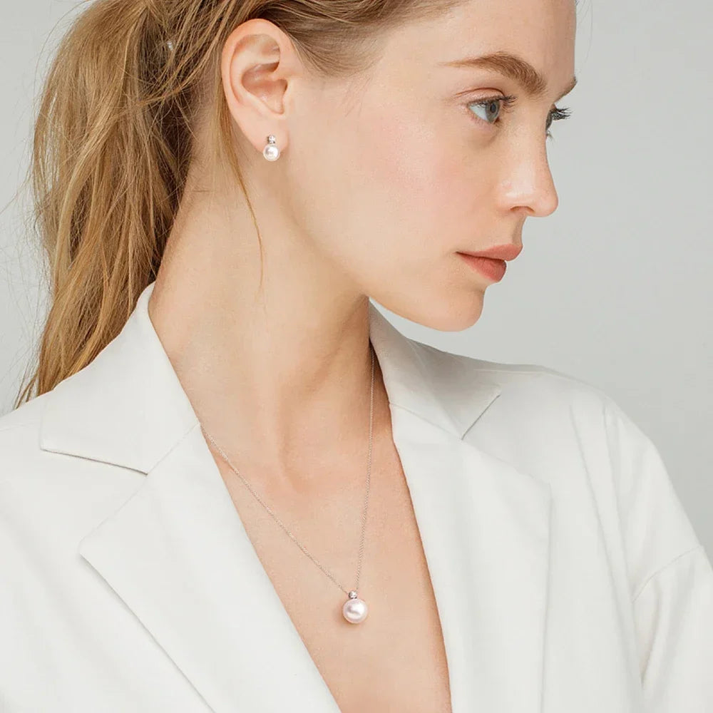 Pearl necklace worn on a model