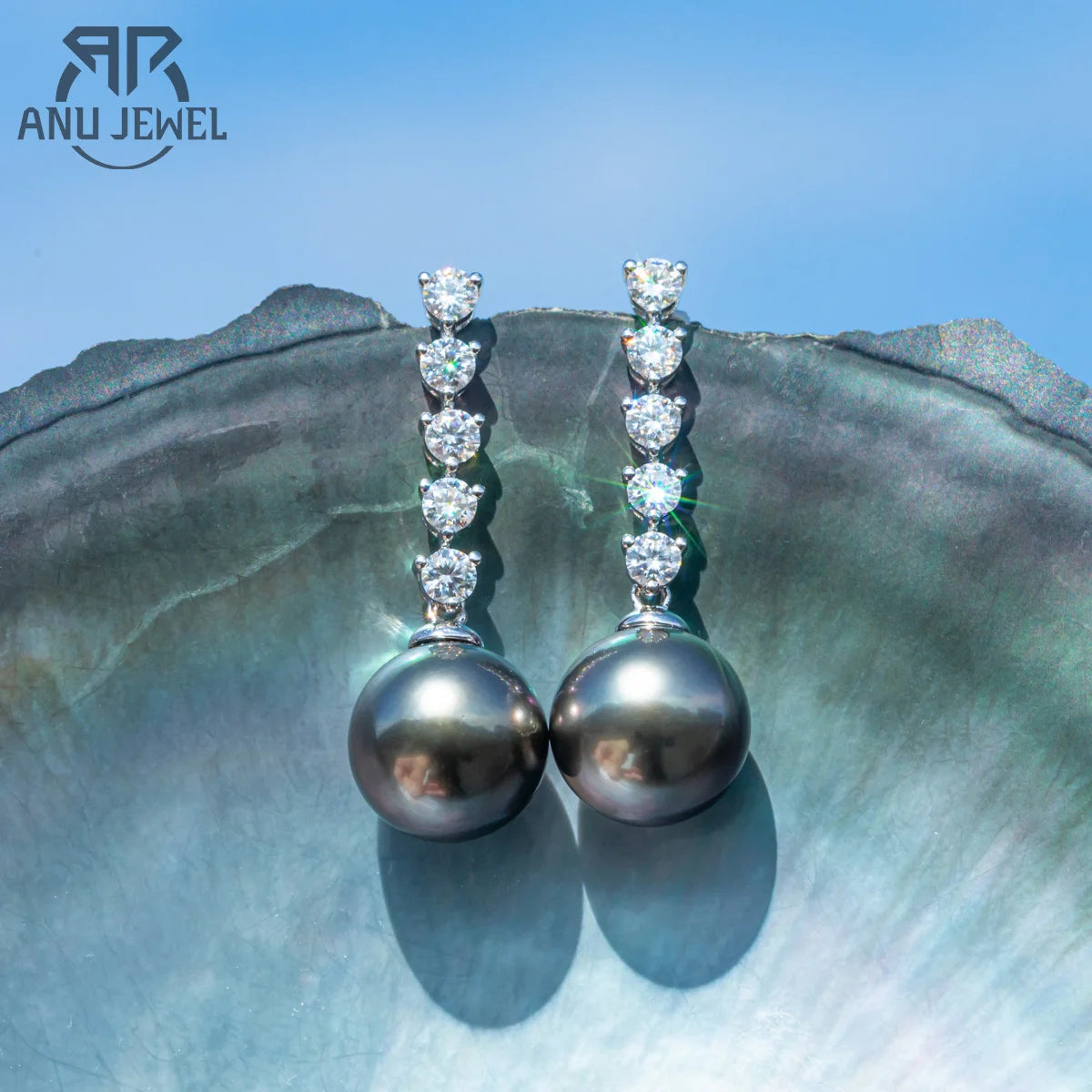 Close-up of the natural Tahitian black pearl