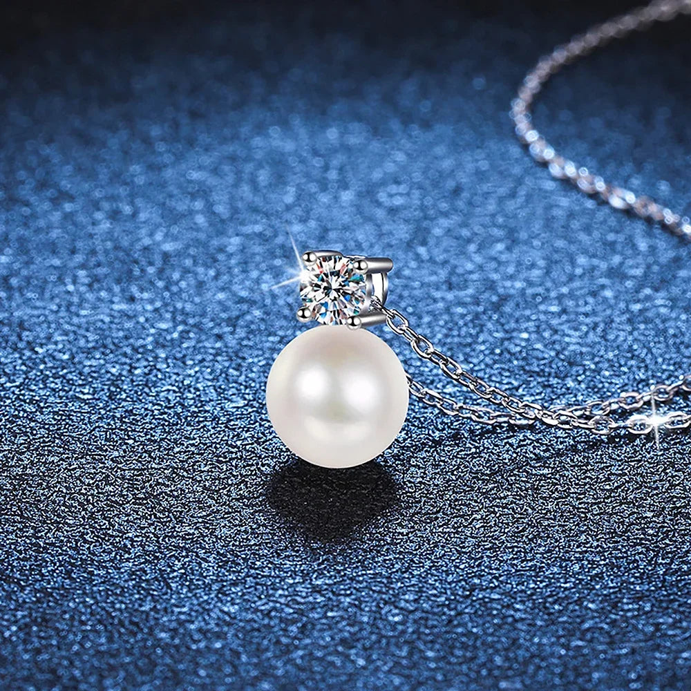 Close-up of the Pearl Pendant Necklace